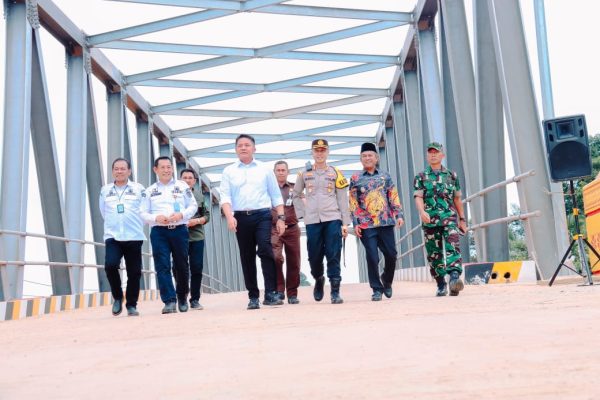 Gubernur sumatera selatan, H Herman Deru di dampingi H. Suprayitno meresmikan jembatan air teras dan jembatan air keruh di Kelurahan Bangun Jaya, Kecamatan BTS Ulu, Kabupaten Musi Rawas, Rabu (19/3/2025)